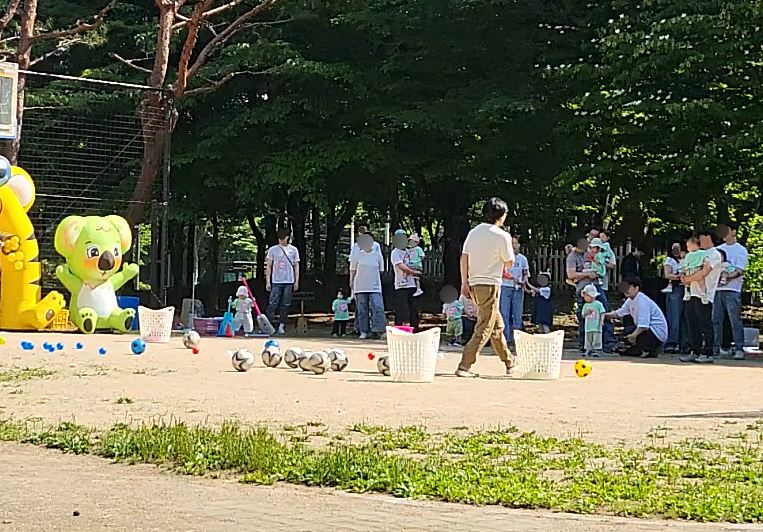 숲속 어린이집 마당에서 아빠와 아이들이 함께 뛰노는 모습